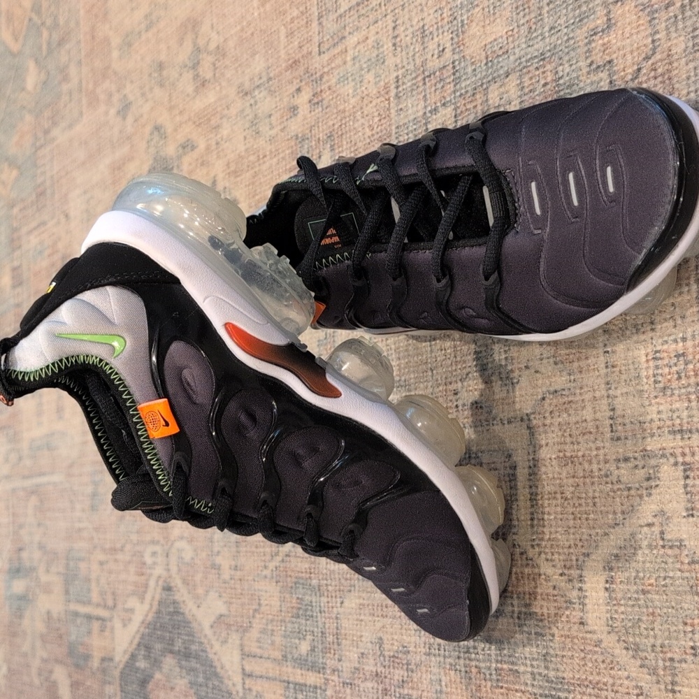 Women's Nike Air Vapormax Plus - Picture 2 of 9